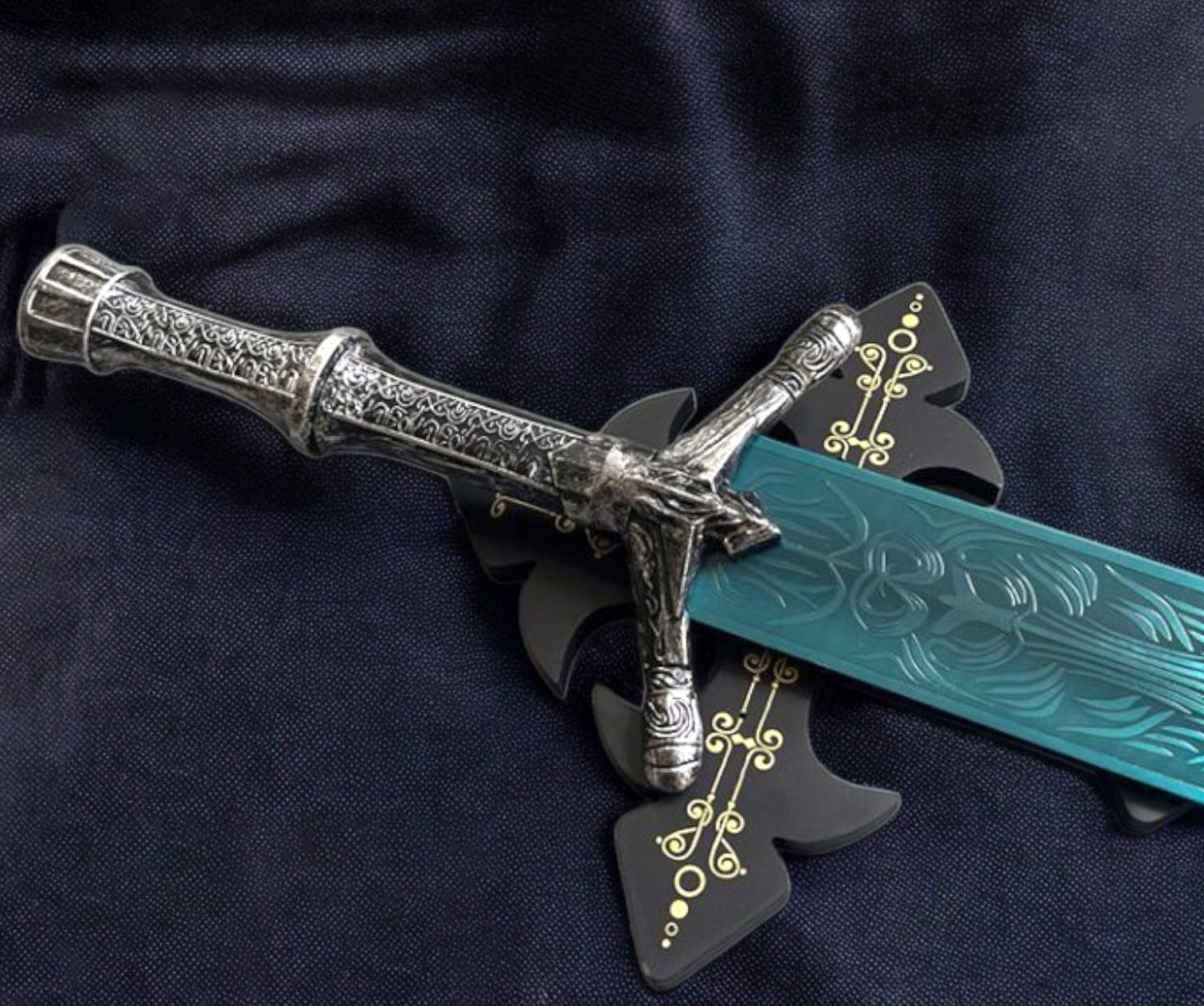 Holy Moonlight Sword Replica – Life-Size Metal Bloodborne Blade